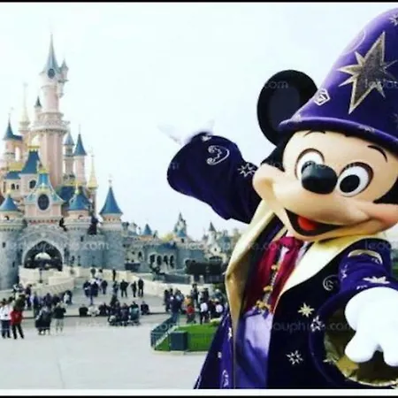 A 1 Kilometre De Disneyland Paris