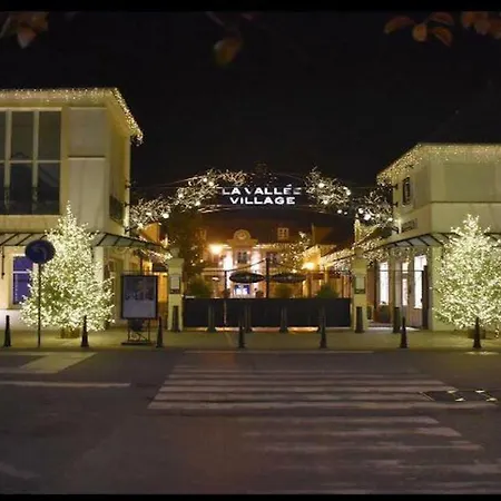 A 1 Kilometre De Disneyland Paris