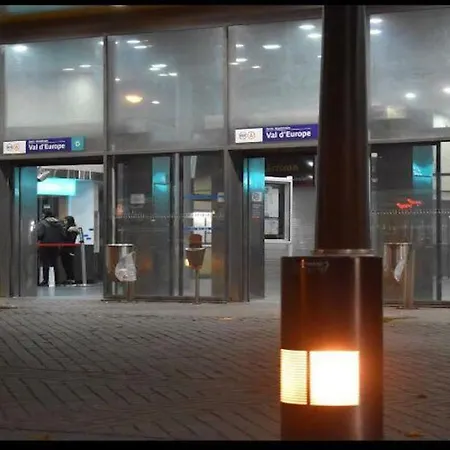 A 1 Kilometre De Disneyland Paris Μοντεβρέν